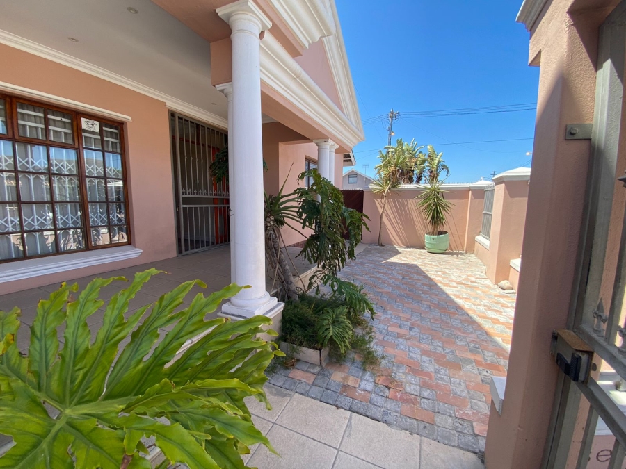 To Let 4 Bedroom Property for Rent in Lansdowne Western Cape